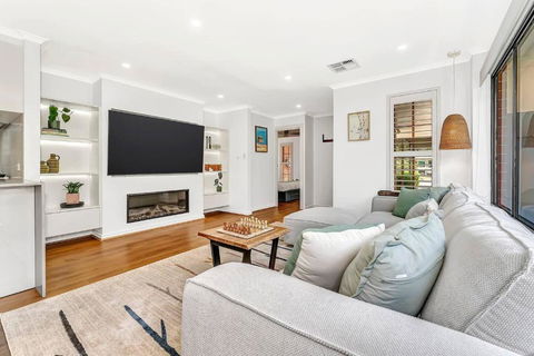 Redbrick Retreat - Generous Coastal Escape - Kempsey Accommodation 1