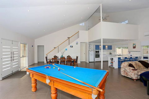 Relax At Falcon By The Bay - Kempsey Accommodation 0