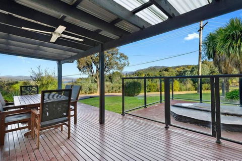 Relax In The Spa With Views Opposite Lake Eildon - Kempsey Accommodation 3
