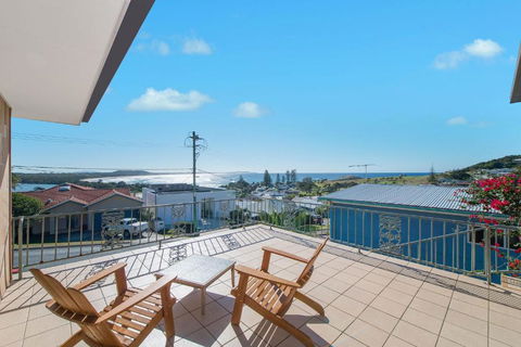 Retro Beach House - Kempsey Accommodation 0