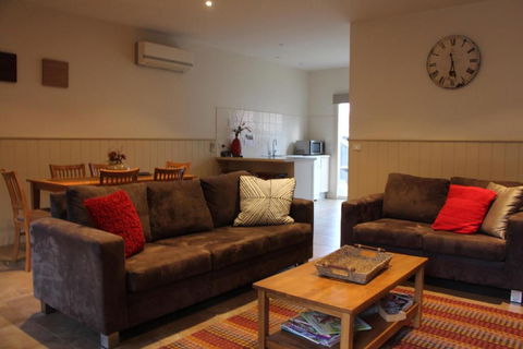River Rock Cottage Centrally Located And Dog Friendly - Kempsey Accommodation 0