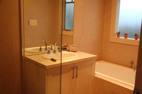River Rock Cottage Centrally Located And Dog Friendly - Kempsey Accommodation 3