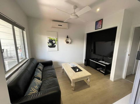 Relax At Trinity Beach Getaway, Blue Lagoon, Trinity Beach - Kempsey Accommodation 2