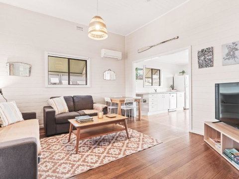 Rosena - The Classic Beach House - 5 Cashmore Street - Kempsey Accommodation 0