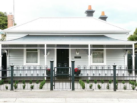 Saint Brides - Superior Boutique Accomodation - STEPS TO PAKINGTON STREET - Kempsey Accommodation 0