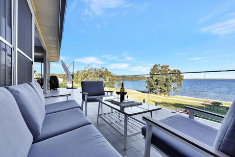 Royal Retreat Peaceful Lakefront - Kempsey Accommodation 0