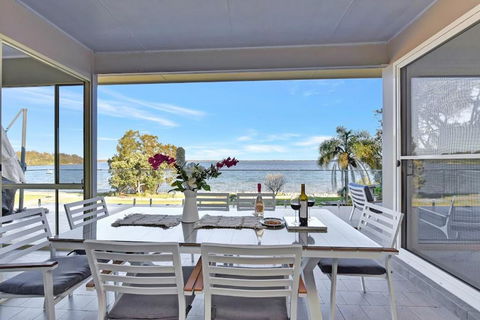 Royal Retreat Peaceful Lakefront - Kempsey Accommodation 2