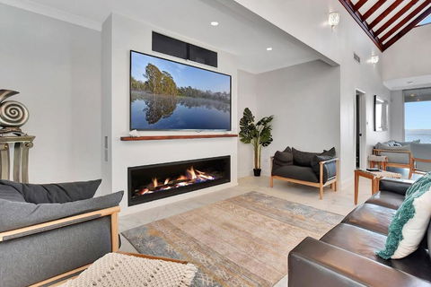 Royal Retreat Peaceful Lakefront - Kempsey Accommodation 3