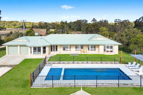 Roads End With Games Barn Ponies Alfresco Dining - Kempsey Accommodation 0