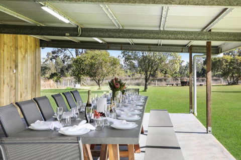 Roads End With Games Barn Ponies Alfresco Dining - Kempsey Accommodation 2