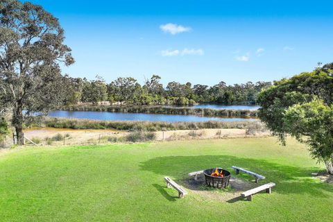 Roads End With Games Barn Ponies Alfresco Dining - Kempsey Accommodation 3