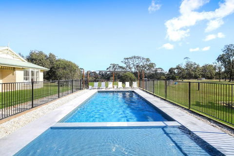Roads End With Games Barn Ponies Alfresco Dining - Kempsey Accommodation 1