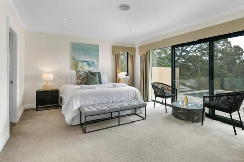 Roselawn Retreat - Pool, Incredible Views, Sleeps 8 - Kempsey Accommodation 2