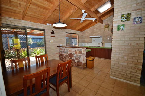 Rossys Retreat - Kalbarri WA - Kempsey Accommodation 3