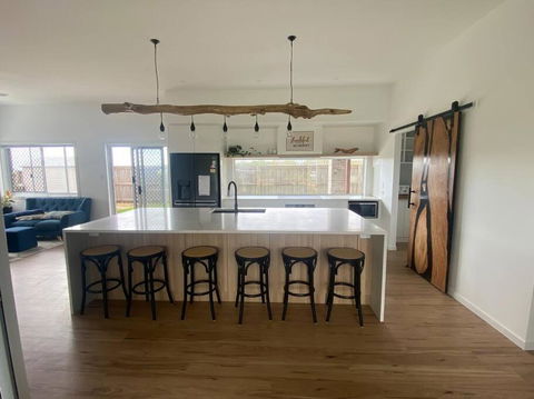 Rules Beach House QLD 4674- Opt 2 - 3BDR Unit, 2BR - Kempsey Accommodation 0