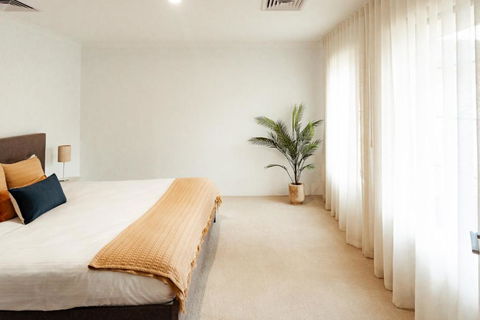 Salhus - Sleep In King Beds & Easy Walk To Town - Kempsey Accommodation 3