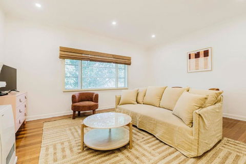 Salmon Calm - Trendy Velvet Allure By Albert Park - Kempsey Accommodation 2