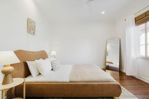 Salmon Calm - Trendy Velvet Allure By Albert Park - Kempsey Accommodation 0