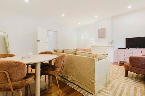 Salmon Calm - Trendy Velvet Allure By Albert Park - Kempsey Accommodation 3