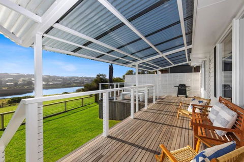 SALTWATER HOUSE - Opposite The Beach And Views Over The Lake! - Kempsey Accommodation 1