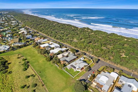 SALTWATER HOUSE - Opposite The Beach And Views Over The Lake! - Kempsey Accommodation 0