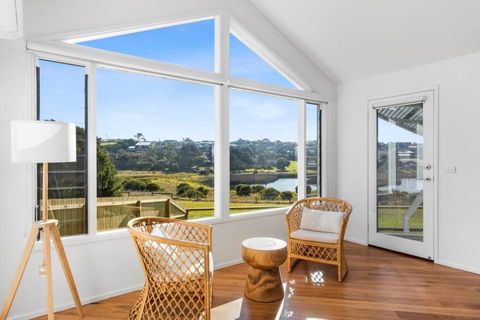 SALTWATER HOUSE - Opposite The Beach And Views Over The Lake! - Kempsey Accommodation 2