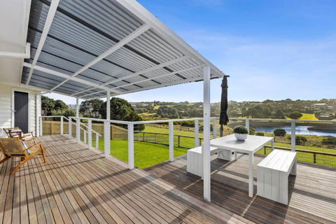 SALTWATER HOUSE - Opposite The Beach And Views Over The Lake! - Kempsey Accommodation 3