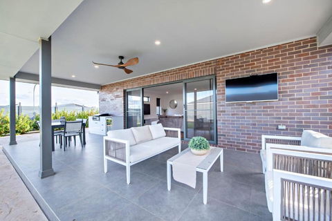 Sandstone - Family Entertainer, Refined Living - Kempsey Accommodation 2