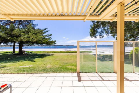 Sandy Beach House Corlette Unit 1 Waterfront WI-FI Aircon - Kempsey Accommodation 1