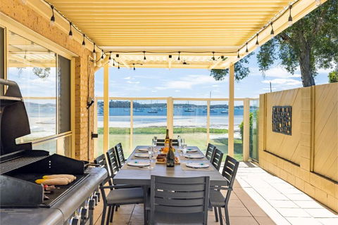Sandy Beach House Corlette Unit 1 Waterfront WI-FI Aircon - Kempsey Accommodation 3