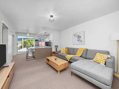 Sandy Bay Apartment With Hobart River View, Near UTAS - Stroll To Cafes And Shops - Kempsey Accommodation 0