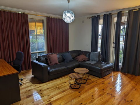 Spacious, Modern & Stylish Vacation Home - Kempsey Accommodation 1