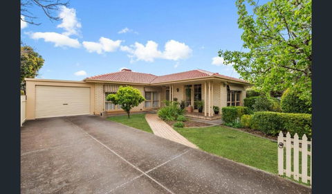 Spacious, Modern & Stylish Vacation Home - Kempsey Accommodation 0