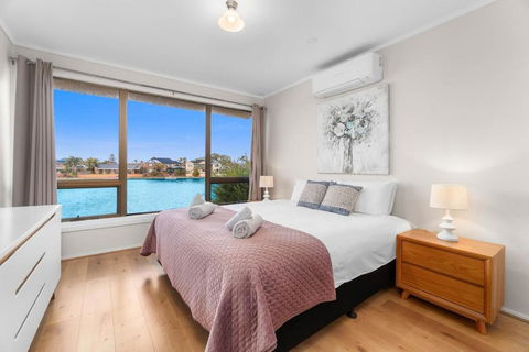 Stunning Lake View Townhouse-Dream Staycation - Kempsey Accommodation 1