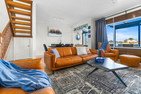 Stunning Lake View Townhouse-Dream Staycation - Kempsey Accommodation 2