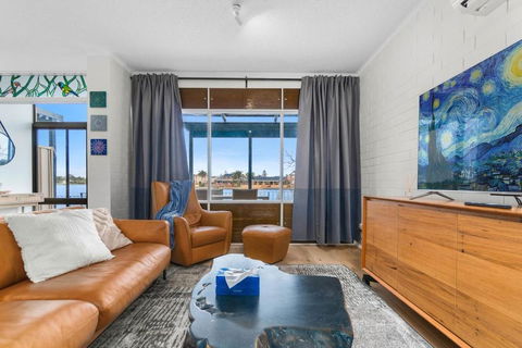 Stunning Lake View Townhouse-Dream Staycation - Kempsey Accommodation 3