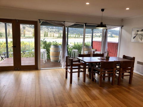 The Harvest, Ese Vineyard Cottage - Kempsey Accommodation 3