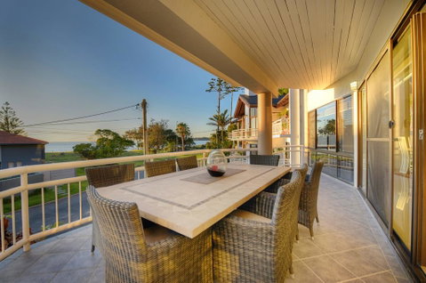 BEACHSIDE MANOR - Walk To The Beach - Kempsey Accommodation 2