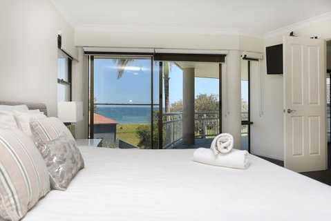 BEACHSIDE MANOR - Walk To The Beach - Kempsey Accommodation 1