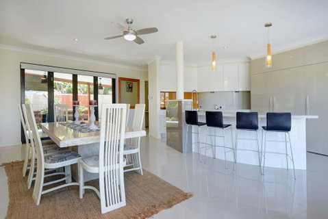 BEACHSIDE MANOR - Walk To The Beach - Kempsey Accommodation 3