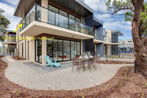 Beautiful Beachfront Apartment At Capel Sound - Kempsey Accommodation 2