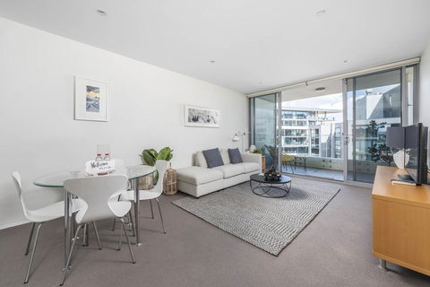 Beautiful Modern Lake View Apartment - Kempsey Accommodation 3