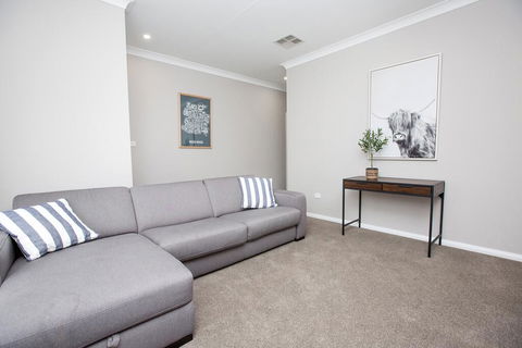 Best Central Wagga Townhouse - Kempsey Accommodation 3