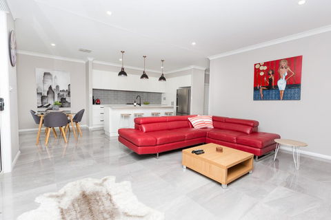 Best Central Wagga Townhouse - Kempsey Accommodation 0