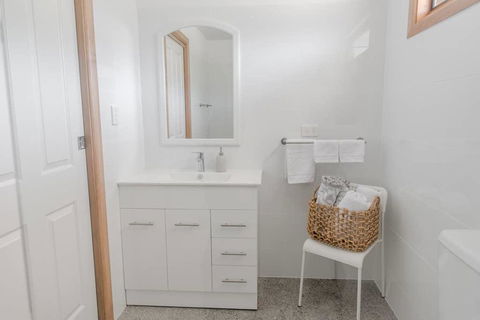 Bird In Hand Cottage, Port Noarlunga - Kempsey Accommodation 1