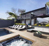Blairgowrie Oasis Luxury retreat with spapool fireplace golf putting green - Kempsey Accommodation