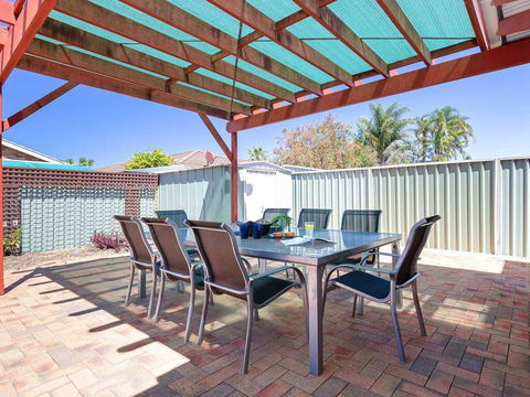 Blue Bay, 83a Rocky Point Road - Foxtel & Air Conditioning Downstairs - Kempsey Accommodation 2