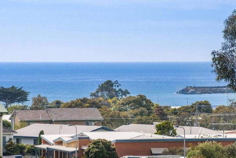 BLUE SKYES - Family Home With Balcony & Views. - Kempsey Accommodation 1