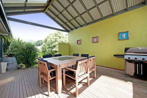 BLUE SKYES - Family Home With Balcony & Views. - Kempsey Accommodation 3