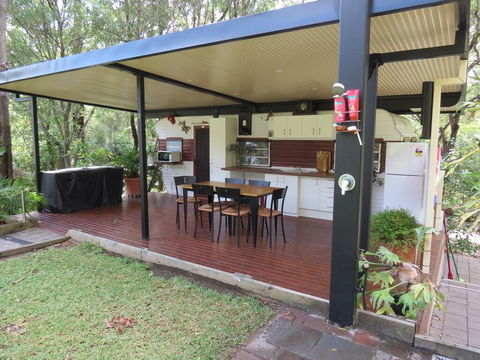 BoBRENE On Tamborine Nude Retreat - Cosy Chalet - Kempsey Accommodation 3
